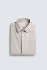 Camisa de hombre color beige claro, de corte slim fit, con cuello italiano, manga larga y cierre frontal de botonadura.