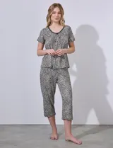 Conjunto de pijama marca René Rofé, compuesto por remera de escote redondo con puntilla y pantalón capri con cintura elastizada, ambos en tejido soft estampado con diseño animal print.