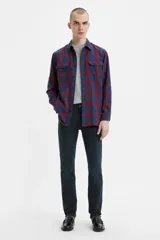 Jean de corte slim fit con tiro medio, confeccionado en denim de color negro con acabado desgastado.