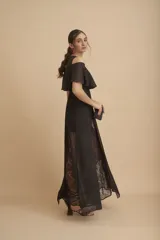 Vestido largo negro con hombros descubiertos, volados en el pecho, mangas cortas y paneles de encaje transparente en la falda.