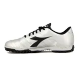 Championes de fútbol 5 Diadora Pichichi 3 TF, color negro con logo dorado y suela blanca con tapones.