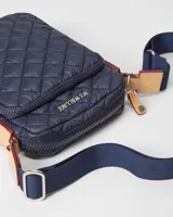 Bandolera pequeña color verde oliva, con diseño acolchado y correa de cinta ancha ajustable.