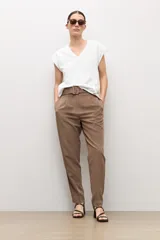 Remera blanca sin mangas con escote en V, detalles de botones en el lateral y espalda de tejido de punto en tono tostado.