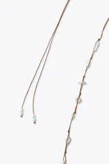 Pack de dos cinturones: uno de eslabones metálicos con perlas y conchas, con cierre de mosquetón; y otro de cordón con nudos y perlas, con cierre de lazada.