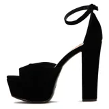 Sandalias rojas de Via Uno, con plataforma alta, taco cuadrado y pulsera al tobillo.