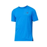 Remera deportiva azul de manga corta para hombre, con logo de New Balance en el pecho y tecnología NB ICEx para mejor ventilación. Tejido de punto jacquard con textura y ribetes reflectantes iridiscentes.
