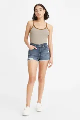 Short de jean azul de tiro alto con efecto desgastado y terminación desflecada.