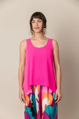 Musculosa fucsia de crepe con escote redondo y detalle de ondas.