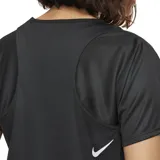 Remera deportiva Nike Dri-FIT para mujer, color negro, de corte clásico y mangas cortas. Presenta el logo de Nike reflectivo en el pecho.