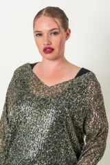 Blusa de fiesta con lentejuelas plateadas y verde esmeralda, forrada en viscosa, con escote en V y mangas tres cuartos.