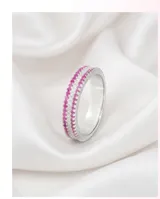 Anillo de plata 925 con diseño de banda ancha, decorado con tres filas de circonias brillantes, siendo la fila central de color rubí y las laterales blancas.