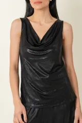 Blusa italiana laminada color negro con cuello drapeado y sin mangas.