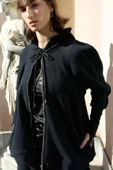 Campera deportiva oversize color bordó con capucha, cierre metálico frontal y mangas raglán de volumen pronunciado. Cuenta con puños largos de rib elástico y cordones regulables a tono con terminaciones metálicas.