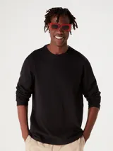 Camiseta blanca de algodón de manga larga y cuello redondo.