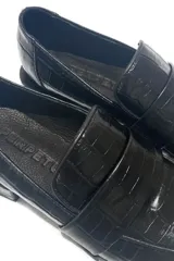 Mocasín negro con textura tipo piel de cocodrilo, capellada, forro y plantilla 100% de cuero.