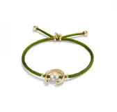 Pulsera de hilo verde oscuro con perla shell y fornitura bañada en oro de 18k.