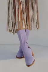 Botas de caña media con estampado de serpiente en tonos marrones y negros, con cierre lateral y tacón cuadrado. Detalle de cuero marrón en la parte trasera.