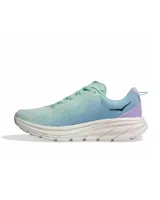 Championes de running Hoka Rincon 3, color celeste con detalles en lila y suela blanca.