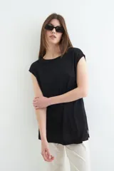 Remera blanca de corte amplio con mangas cortas y tajos laterales.