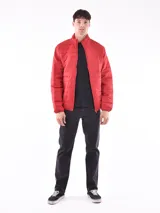 Campera acolchada color verde militar, con cuello mao y cierre frontal con cremallera.