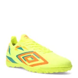 Championes de fútbol Umbro modelo Hit TF, color amarillo neón con detalles en naranja y verde. Presentan un diseño con cordones, suela con tapones pequeños para césped sintético y logo de la marca en el lateral.