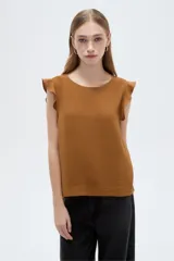 Blusa sin mangas de poliéster color tostado, con cuello redondo y volados delicados en las sisas.