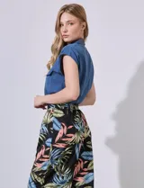 Camisa blanca sin mangas de lyocell, con cuello con solapa, abertura central con botones y bolsillos delanteros aplicados.