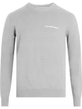Sweater de punto liso color gris claro, con cuello redondo y manga larga. Presenta el logo de Calvin Klein Jeans bordado en blanco en el pecho.