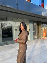 Chaqueta bomber marrón con capucha, cierre frontal con cremallera, puños y bajo en color borgoña.