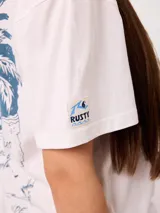 Remera manga corta de algodón color blanco, con calce holgado y gran estampado en la espalda de temática playera en tonos azules.