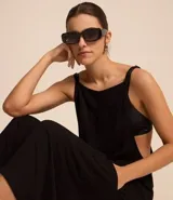 Mono largo negro de viscosa con breteles finos ajustables, escote cuadrado y bolsillos cargo laterales.