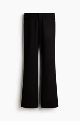 Pantalón sastrero negro de tiro alto, corte ajustado en la parte superior y piernas acampanadas.