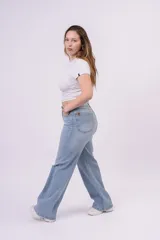 Jean wide leg tiro alto, color celeste claro, con corte recto y amplio.