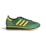 Championes Adidas SL 72, color verde con detalles en amarillo y negro. Capellada de nylon con refuerzos de gamuza, entresuela de EVA y suela de goma estriada.