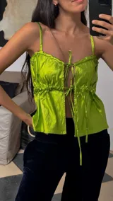 Camisa de tirantes color fucsia con detalle de lazo en el escote.