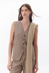 Chaleco marrón con botones, corte midi y escote en V.