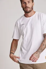 Remera blanca de manga corta y corte clásico, con estampa tipográfica minimalista en el pecho.