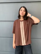 Buzo marrón de mangas cortas con cuello redondo y una franja vertical color crema en el centro.