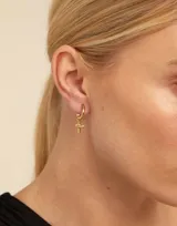 Par de aros de plata con forma de argolla y dije colgante de cruz.