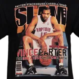 Remera de algodón color negro con efecto lavado, de corte holgado y manga corta. Presenta un estampado gráfico frontal estilo vintage con la imagen del jugador de básquetbol Gary Payton con la camiseta de los Seattle SuperSonics, junto con el texto 'SLAM', 'GARY PAYTON' y 'A GLOVE SUPREME'. Incluye un parche decorativo en la parte inferior derecha con el logo de la marca Mitchell & Ness y el equipo.