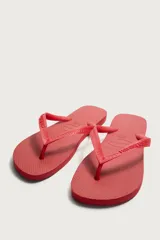 Sandalias de goma blanca Havaianas x Zara, con suela plana con relieve y tiras en el empeine con textura.