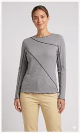 Remera de manga larga color gris, con cuello redondo y costuras decorativas expuestas en contraste que crean un diseño diagonal en el frente.
