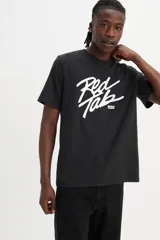 Remera negra de corte recto con estampado frontal del logo Levi's Red Tab en blanco.