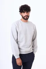 Buzo de cuello redondo confeccionado en felpa, con mangas largas y puños elásticos. Diseño básico y versátil.