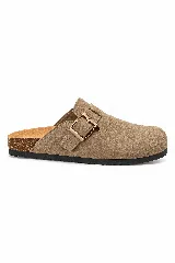 Zueco Atlanta de diseño cerrado en la parte delantera, color tostado, con una tira ancha y hebilla metálica lateral ajustable. Cuenta con suela de corcho con plantilla anatómica y base de goma negra.