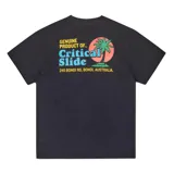 Remera negra de manga corta con pequeño estampado frontal de palmera y texto de la marca.