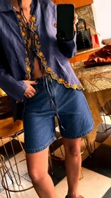 Bermuda de jean azul, de corte recto y tiro alto, con cordón ajustable en la cintura.