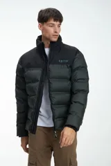 Campera puffer negra y beige con cierre frontal y cuello alto. Estampado con la marca "Unfrm" en el pecho.