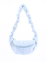 Riñonera acolchada celeste con correa ajustable y cierre superior con dije de flor.