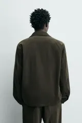 Sobrecamisa de corte regular confeccionada en pana de algodón, con cuello solapa, manga larga, cierre frontal de botones y bolsillos plastrón en la parte inferior.